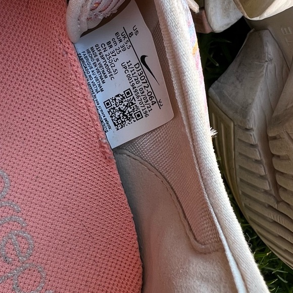 Nike - Picture 12 of 13